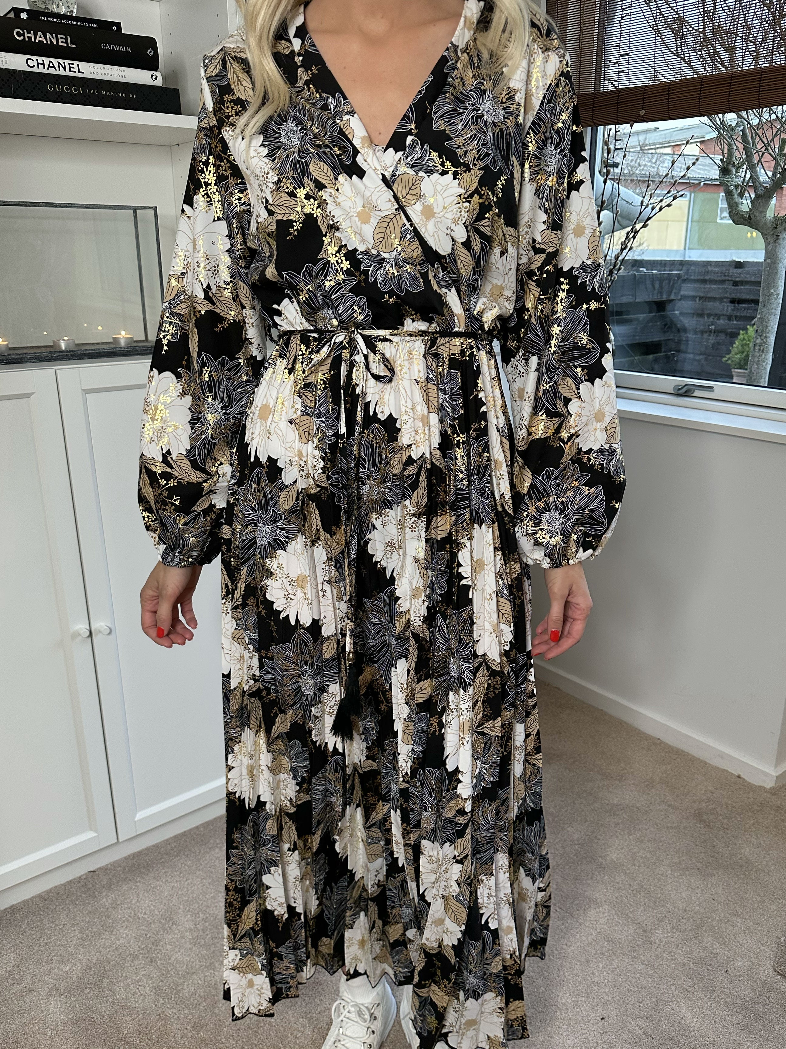 Marinella - Vacker lång klänning med blommönster